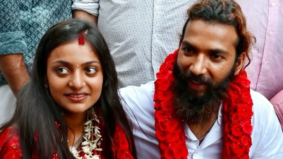 Viral Kumbh Girl Case | Monalisa minor nikli, pati Farman Khan par POCSO Act ke tahat FIR