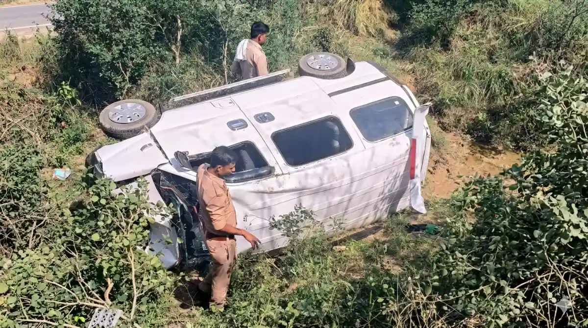 Kalpi me school van khai me palti, 5 bacche aur 2 log ghayal. Police ne jaanch shuru ki, sabhi ka hospital me ilaaj jaari.